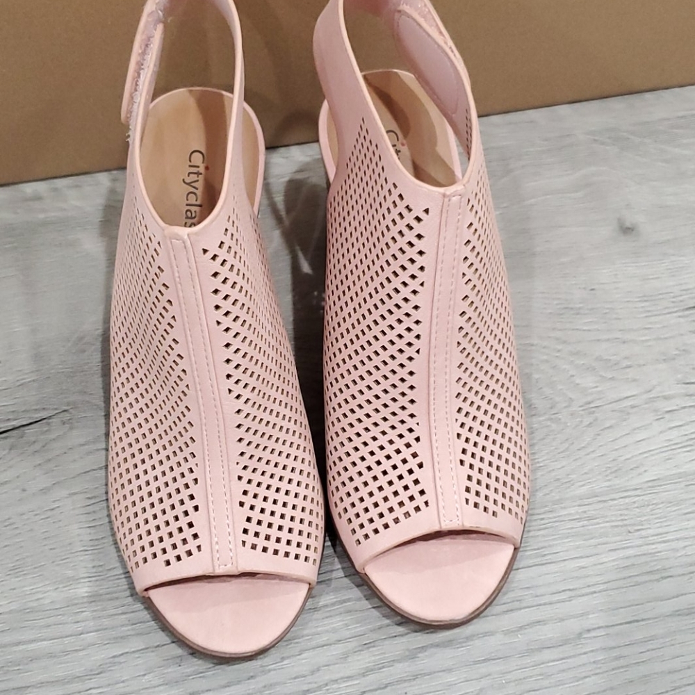City Classified Women's Peep Toe Soft Pink Sandals sz 5.5